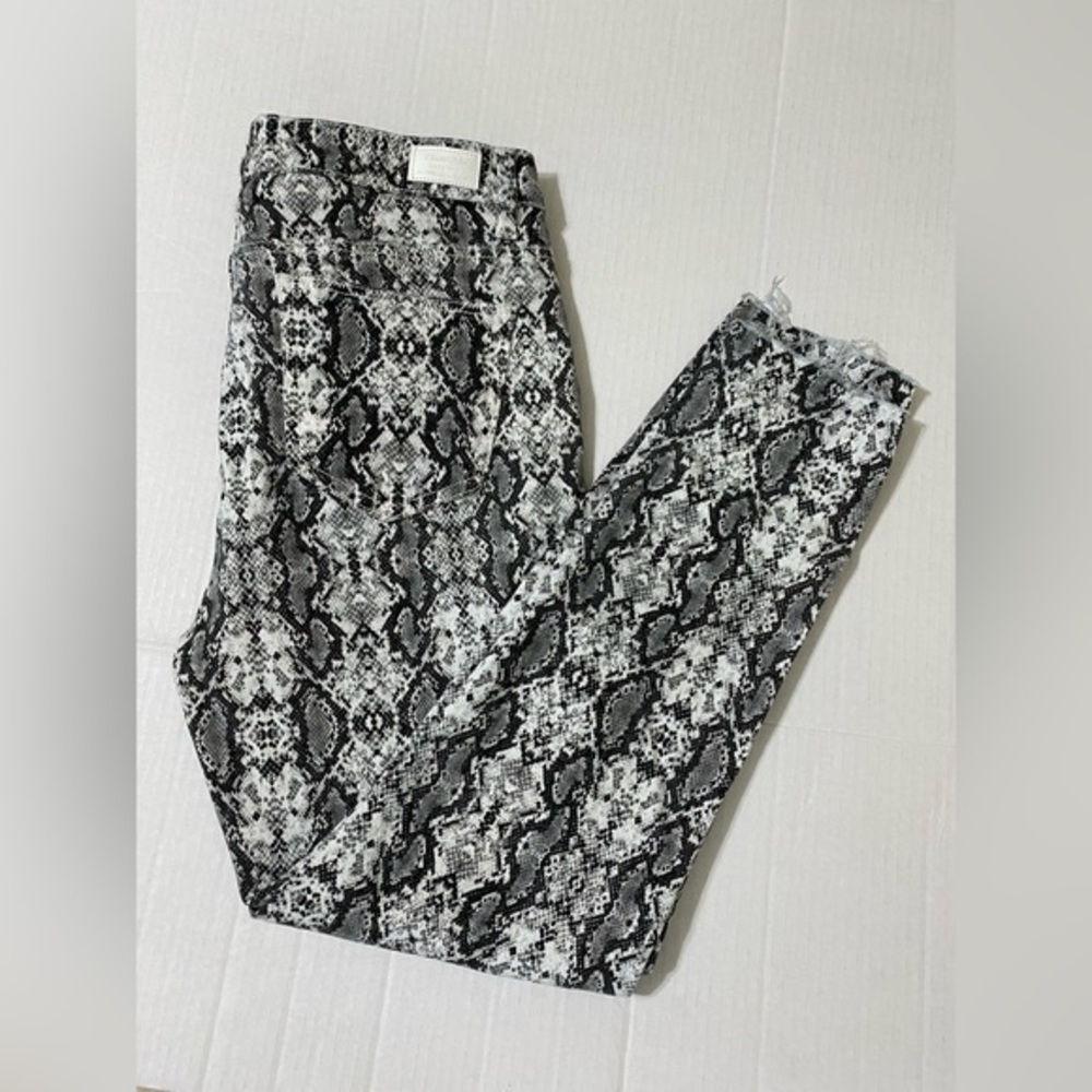 Denim Blvd Collection black white Snake Skin stretch skinny pants
